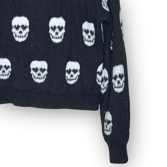 Hot Topic Black White Heart Eyes Skulls Crop Fuzzy Cardigan Sweater Women’s XL - Picture 8 of 11